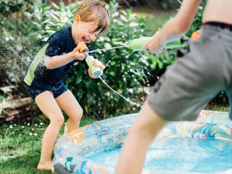 A Newborn, a Water Battle and ice-cream on the Balcony – Family photos in Berlin